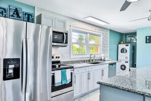Private kitchen - Sunny Upper Level 1 Block From 2 Beaches W/private Pool, High-speed Wi-fi (St. Augustine)