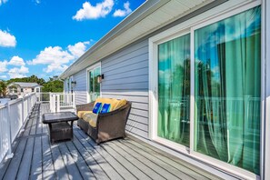 Ferienhaus, Mehrere Betten, Poolzugang, Poolblick (Vilano Beach Dream - Upper Level A) | Terrasse/Patio