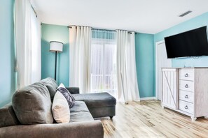 Casa, varias camas, acceso a la alberca, vista a la alberca (Vilano Beach Dream - Upper Level A) | Área de sala de estar