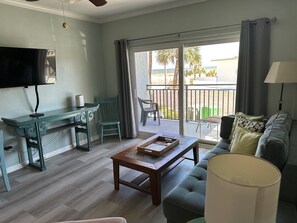 Condo, 1 cama King, acesso à piscina, vista para o oceano (Sandpiper Beachfront Condo ) | Área de estar