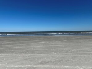 Beach nearby - Welcome to Sandpiper Beachfront Condo. Cozy 1-bed in JAX Beach, Perfect for Couples! Pet-friendly! (Jacksonville Beach)