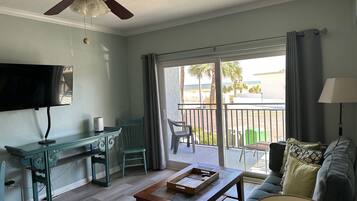 Appartamento, 1 letto king, accesso alla piscina, vista oceano (Sandpiper Beachfront Condo ) | Area soggiorno