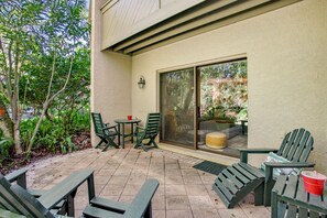 Outdoor dining - Wonderful Home Close to Everything W/shared Pool, Free Wifi, Central AC (Fernandina Beach)