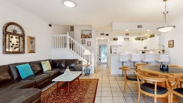 Appartement, Meerdere bedden, toegang tot zwembad, uitzicht op zwembad (Palm Harbor Hideaway) | Interieur