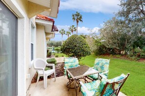 Outdoor dining - Spacious Townhome With Shared Pool Near Golf, Marinas, & Restaurants (Palm Coast)