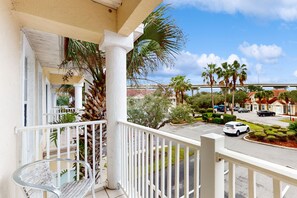 Appart'hôtel, plusieurs lits, accès piscine, vue piscine (Palm Harbor Hideaway) | Vue de la chambre