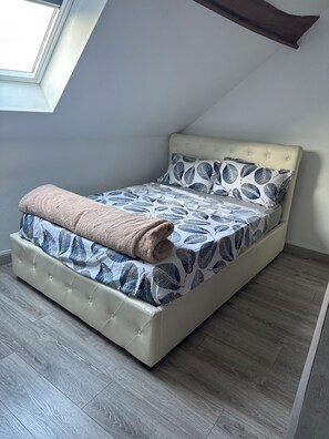 3 bedrooms, bed sheets - Duplex, apartment (Étampes)