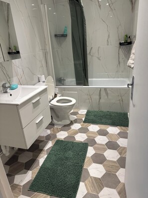 Serviettes fournies, savon, papier toilette