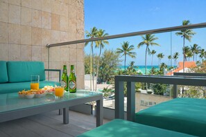 Outdoor dining - Sea Views & Steps to the Ocean - Modern 3BR (Punta Cana)