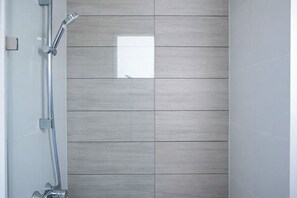 Douche, sèche-cheveux, serviettes fournies, savon