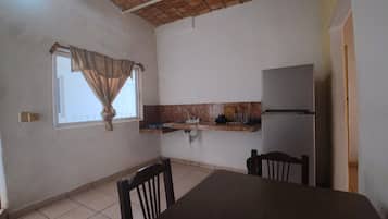 Bungalow estándar 4 camas | Private kitchen | Full-size fridge, cookware/dishes/utensils