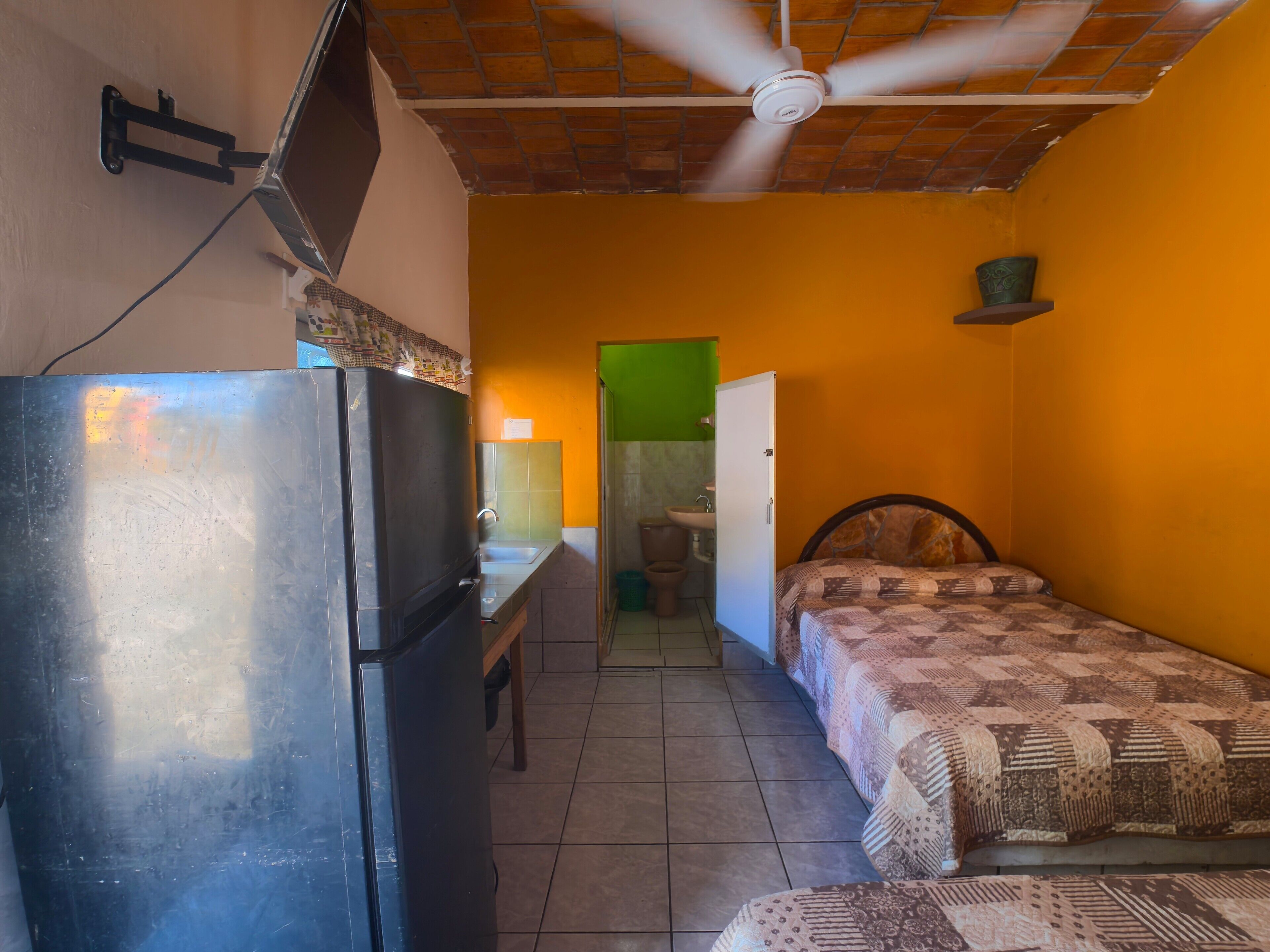 Comfort bungalow | Badkamer | Een douche, handdoeken, zeep, shampoo