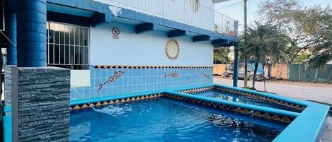 Una piscina al aire libre