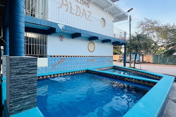 Kolam renang terbuka