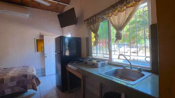 Bungalow estándar 3 camas | Private kitchen | Full-size fridge, cookware/dishes/utensils