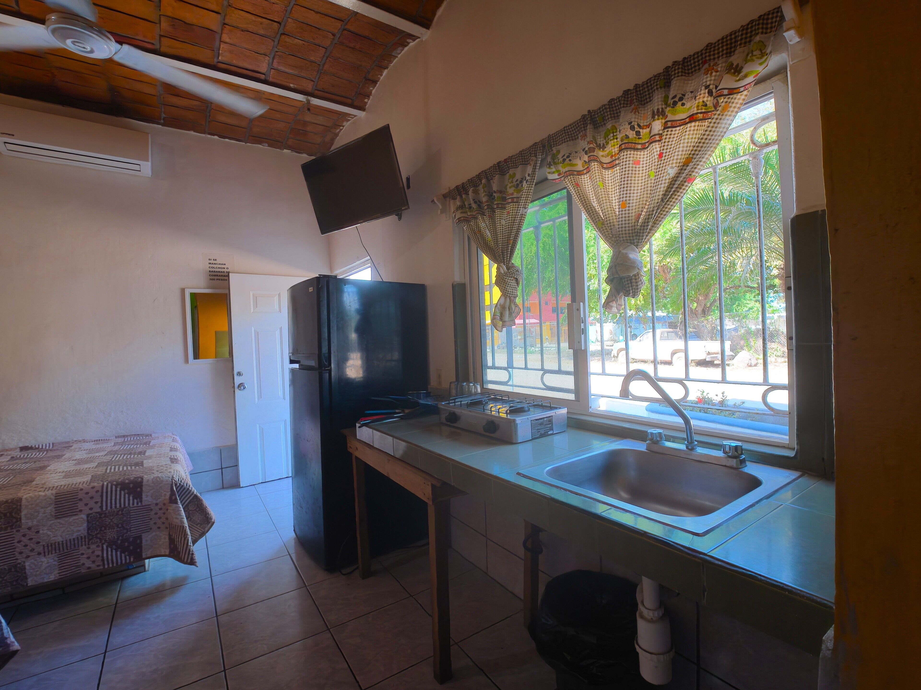 Bungalow estándar 3 camas | Cocina privada | Refrigerador con congelador, parrilla de estufa y utensilios de cocina 