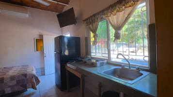 Bungalow estándar 3 camas | Cocina privada | Refrigerador con congelador, parrilla de estufa y utensilios de cocina