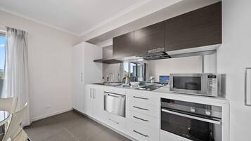 ثلاجة، ميكروويف، فرن، موقد طهي مسطح