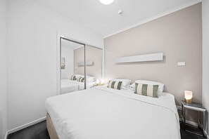 1 bedroom, iron/ironing board, WiFi, bed sheets - Bright 1-Bed Apartment in Greenway (Greenway)