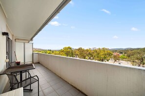 Property grounds - Bright 1-Bed Apartment in Greenway (Greenway)