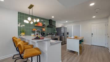 Fridge, oven, stovetop, dishwasher