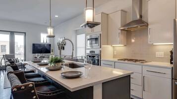 Refrigerador, microondas, horno y parrilla de estufa