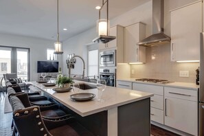 Fridge, microwave, oven, stovetop - The Skyline Social - Retreat & Private Rooftop (Nashville)