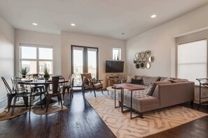 TV, offices - The Skyline Social - Retreat & Private Rooftop (Nashville)