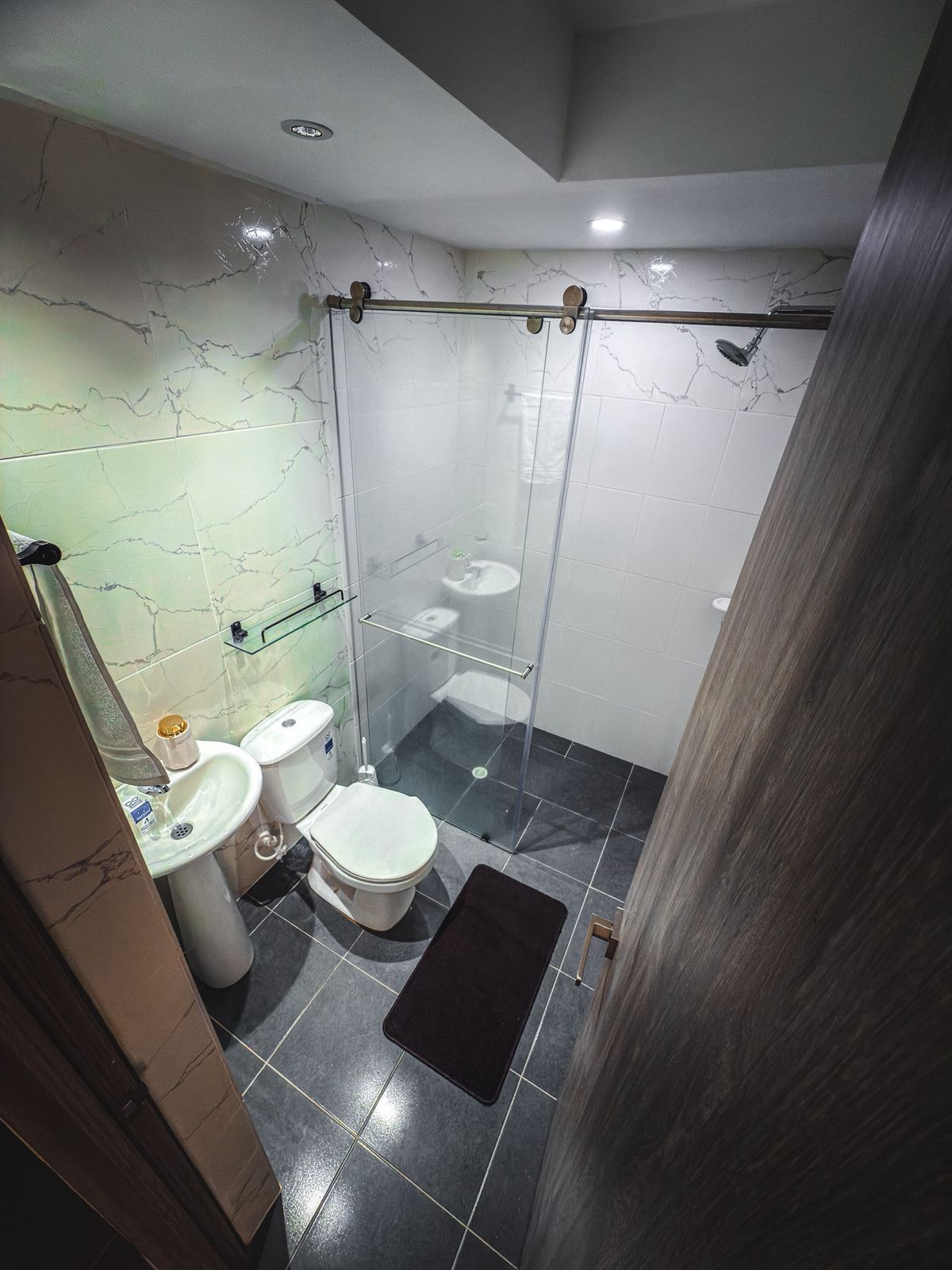 Serviettes fournies, savon, papier toilette