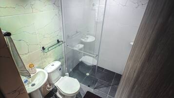 Serviettes fournies, savon, papier toilette