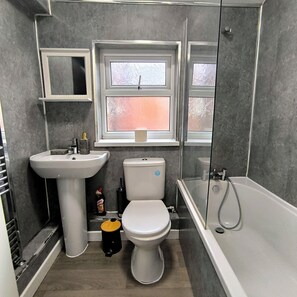 Suihku, pyyhkeet, saippua, vessapaperi