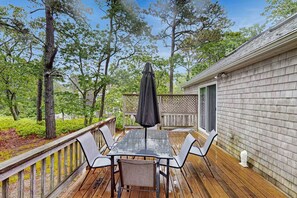 Outdoor dining - Wooded Vineyard Retreat Near Beaches & Town (Edgartown)