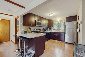 Private kitchen - Wooded Vineyard Retreat Near Beaches & Town (Edgartown)