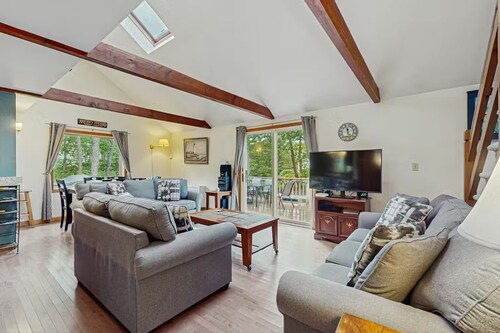 Wooded Vineyard Retreat Near Beaches & Town