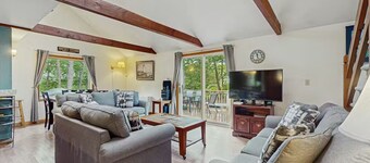 Wooded Vineyard Retreat Near Beaches & Town