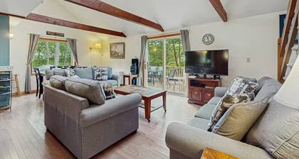 Wooded Vineyard Retreat Near Beaches & Town