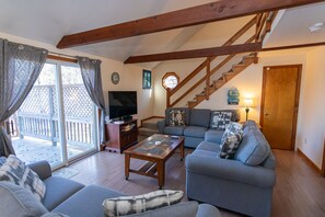 Living area - Wooded Vineyard Retreat Near Beaches & Town (Edgartown)