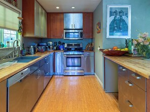 Private kitchen - World Cup–LA Home • 3BR • 2BA • Parking • Wi-Fi (Los Angeles)