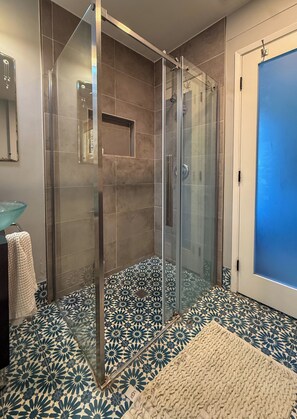Shower, hair dryer, towels, soap - World Cup–LA Home • 3BR • 2BA • Parking • Wi-Fi (Los Angeles)