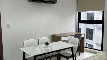 Deluxe Apartment, City View | Dining