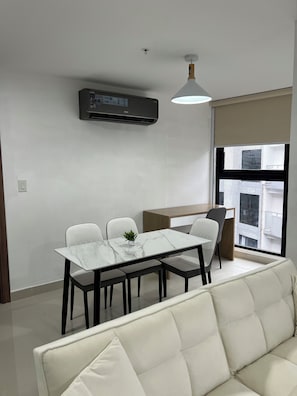 Deluxe Apartment, City View | Dining - Luxury Apartment Piso 35 with City View (Panamá)