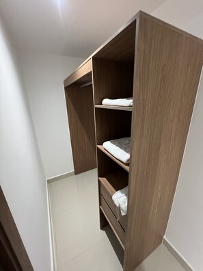 Minibar, individuell inredning, unika möbler och skrivbord