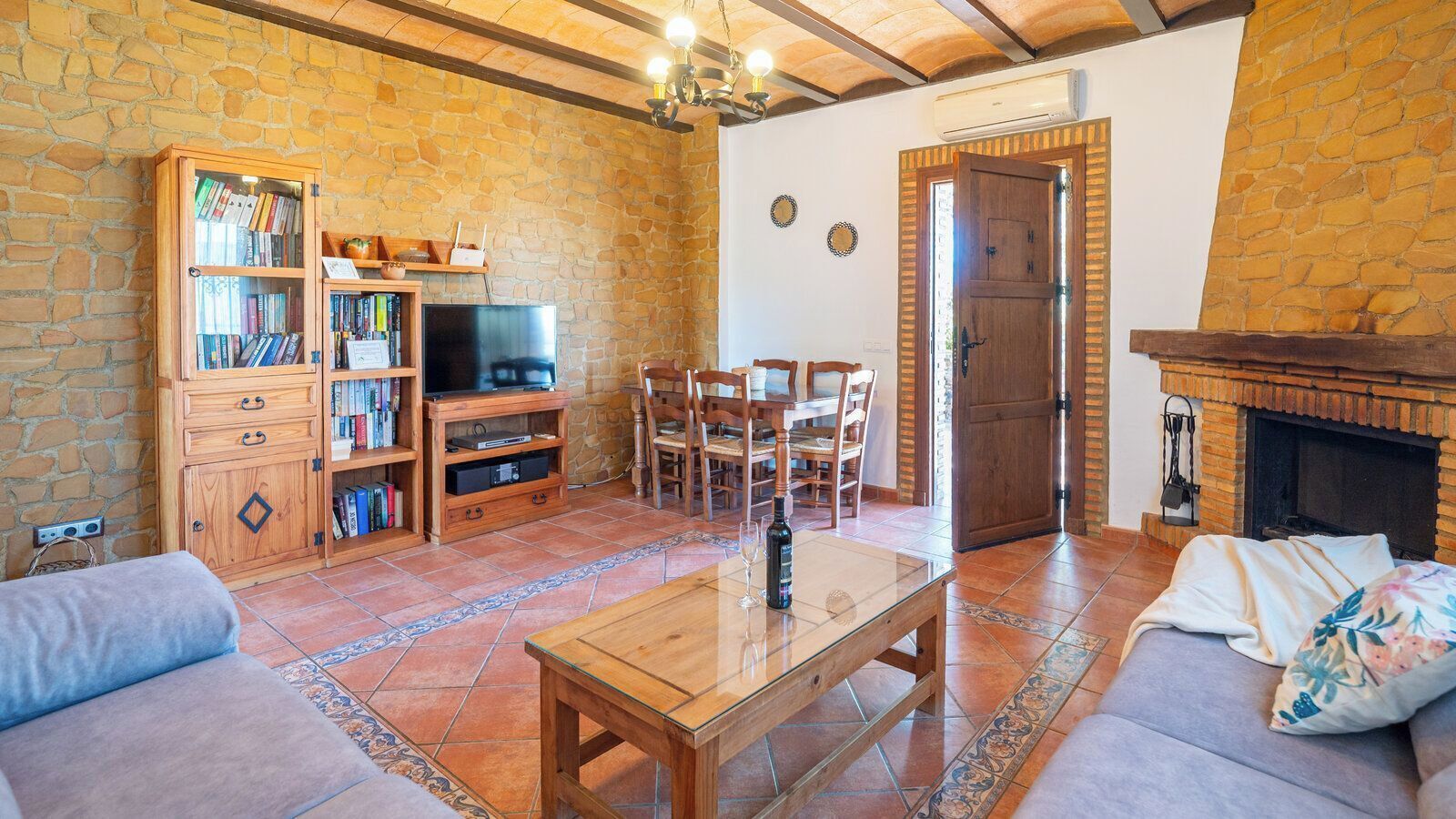 Een televisie, een open haard, een dvd-speler en een stereo