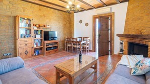 Een televisie, een open haard, een dvd-speler en een stereo