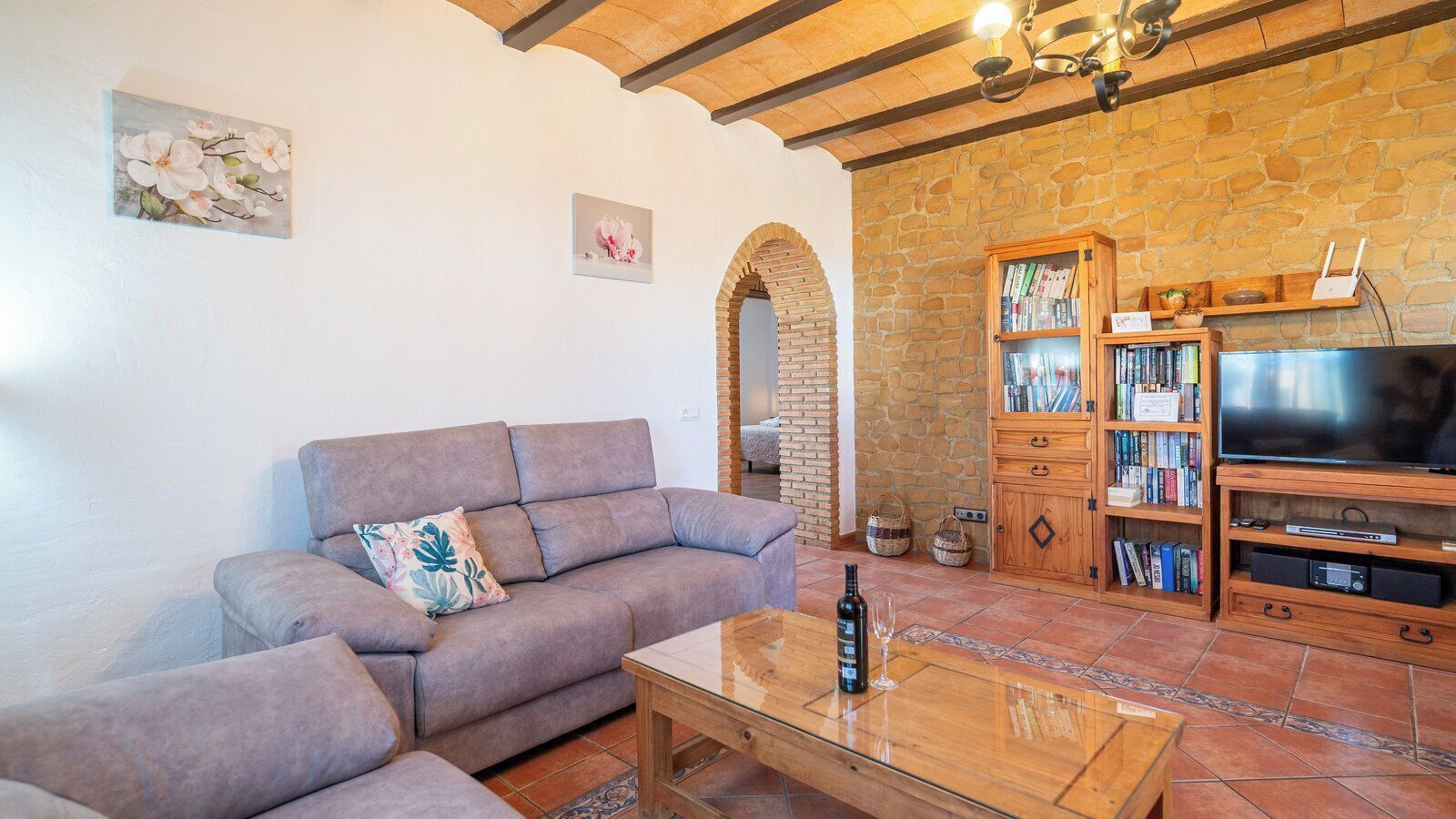 Een televisie, een open haard, een dvd-speler en een stereo