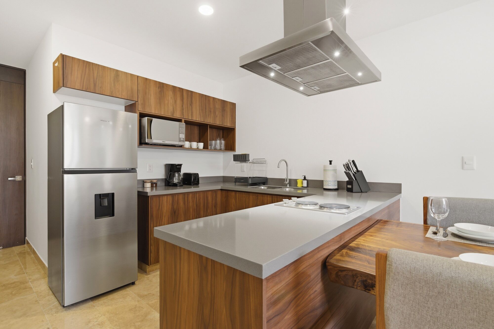 Appartement Confort, 2 chambres, patio | Cuisine privée | Grand réfrigérateur, micro-ondes, four, plaque de cuisson