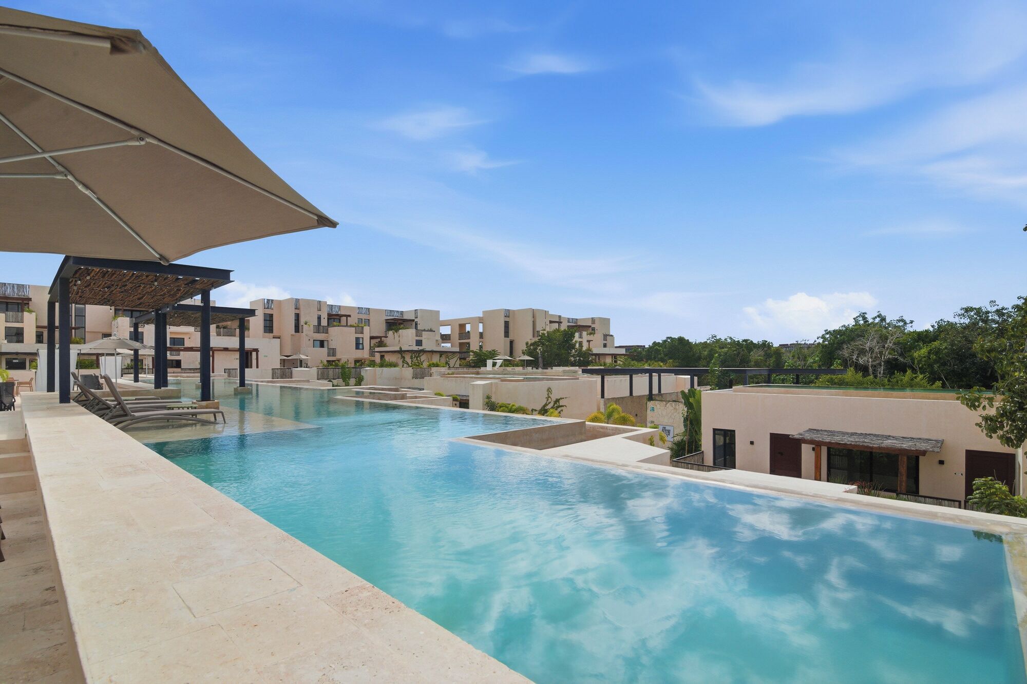 Una piscina al aire libre