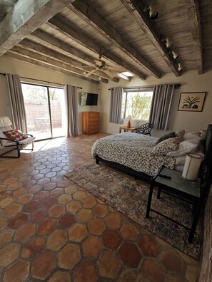 2 bedrooms, desk, iron/ironing board, travel cot - Quintessential Tucson - 2BR/2BA Entire House - Lower Foothills (Tucson)