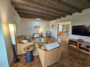 Smart TV, fireplace, books - Quintessential Tucson - 2BR/2BA Entire House - Lower Foothills (Tucson)
