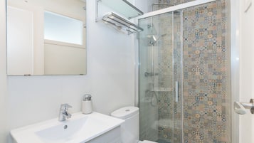 淋浴设施、吹风机、毛巾、肥皂